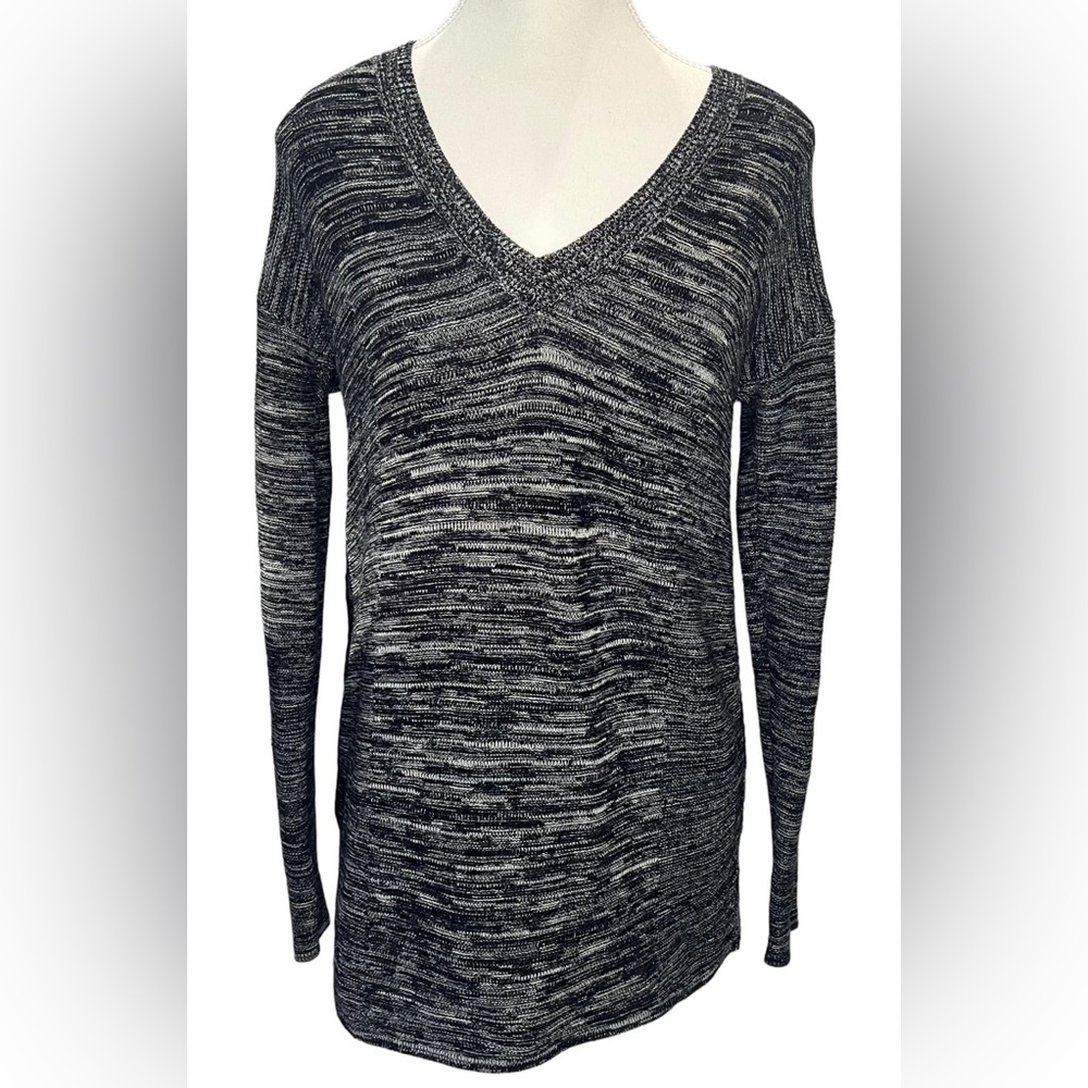 ELLEN TRACY V neck sweater black and ivory with side slit detailing Size Small